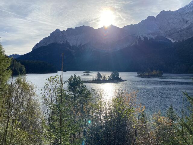 Der Eibsee in Grainau ist für viele Wanderer Ausgangspunkt in Richtung Zugspitze. Oft wird der Weg über den Bayernsteig 821 gewählt, der wurde jetzt aber gesperrt. | Foto: Reichel