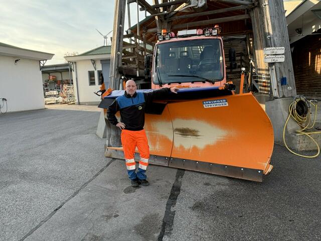 Reinhard Pfeiffer mit seinem Schneepflug. | Foto: Thiem