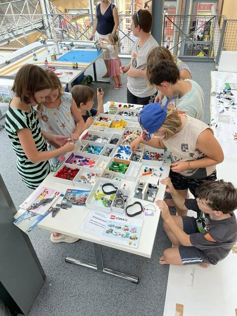 Das Projekt „Junior Maker Pioneers -
Zukunftstechnologien: Begreifen, Entwickeln, Machen“ fördert vielfältige Kompetenzen der Kinder und Jugendlichen.  | Foto: FH OÖ