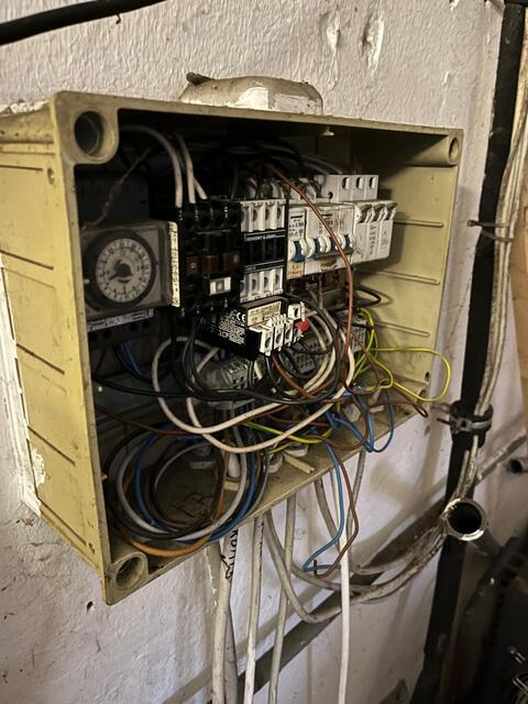 Der Betrieb lief ohne Genehmigung und auch der Strom wurde illegal abgezweigt, angesichts dessen waren auch die Wiener Netze im Einsatz.  | Foto: Gruppe Sofortmaßnahmen