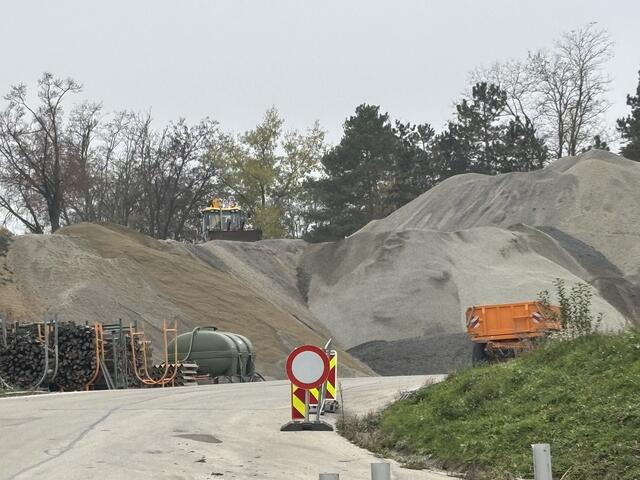 Das Splitt-Lager umfasst etwa 8.000 Tonnen. | Foto: Alexandra Goll