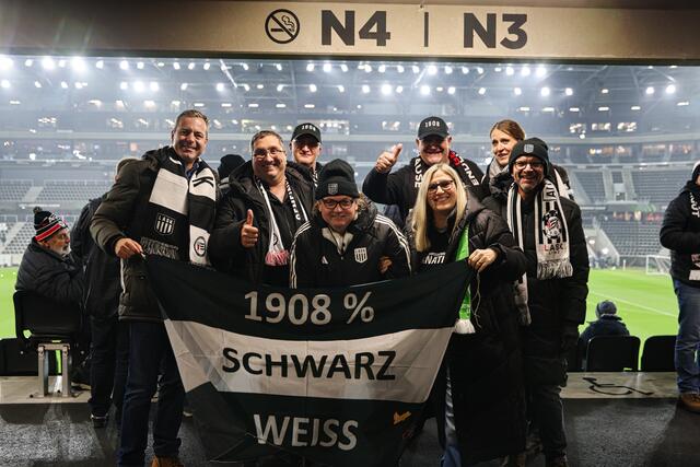 Ein Sieg hätte es werden sollen, doch die LASK-Fans rund um Sascha, Heidi, Florian und Co jubelten dennoch. | Foto: Reischl