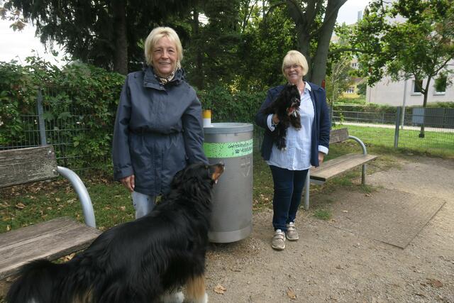 Marie Ozinger (li) beklagt mehrere Missstände in der Hundezone. | Foto: Patricia Hillinger/MeinBezirk