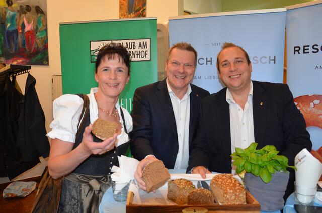 UaB-Obfrau Stellvertreterin Christina Moser vom Samerhof in Mariapfarr probiert das Vollkornbrot von Resch&amp;Frisch.  | Foto: Maria Astner-Meißnitzer