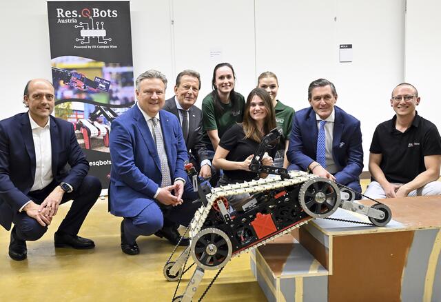 Beim Besuch am High Tech Campus war auch Neos Wien Energiesprecher Stefan Gara (l.) dabei. | Foto: Stadt Wien / Christian Jobst