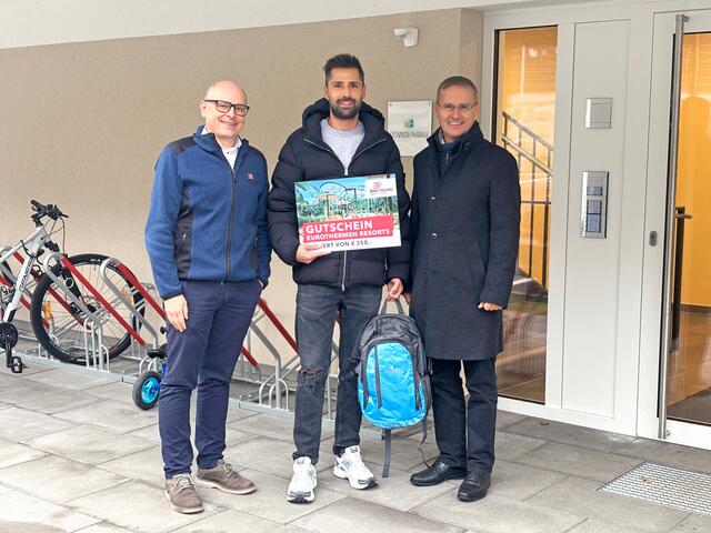 Der technische Geschäftsführer von BBOÖ, Martin Wachutka, Gewinner Marcel Schlager und der Geschäftsführer des OÖ Wohnbaus, Jürgen Harich bei der Gutscheinübergabe.
 | Foto: BBOÖ