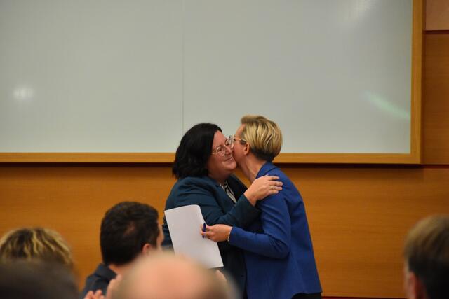 Sandra Akranidis Knotzer (r.) gratuliert Bürgemeisterin Sabrina Divoky zur Wahl. | Foto: Preineder