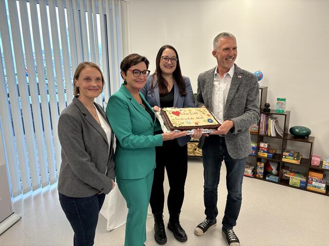 Vizebürgermeisterin Sarah Katholnig überbrachte eine Torte; Landesrätin Beate Prettner und GF Andreas Jesse übernahmen diese gerne.  | Foto: MeinBezirk.at