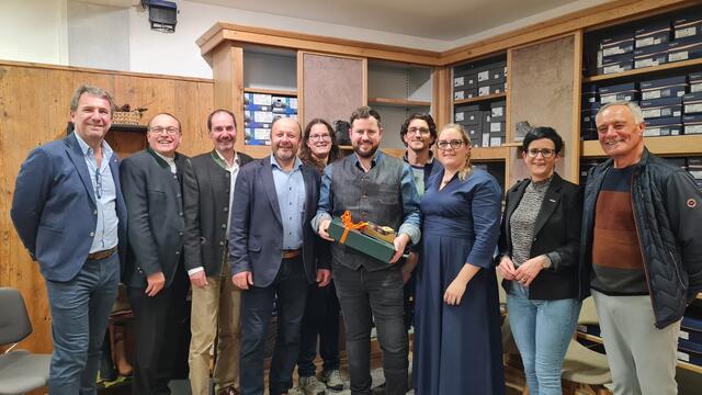 Benjamin Wippel-Fasching (5.v.r.) lud zur Eröffnung in sein neues Schuhgeschäft in Scheibbs | Foto: Stadtgemeinde Scheibbs