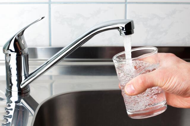 Das Wasser darf im gesamten Bezirk Vöcklabruck wieder direkt aus der Leitung getrunken werden. | Foto: PantherMedia/ jurisam
