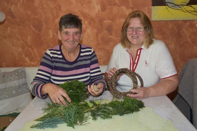 Maria Haider und Annemarie Hochgatterer beim Binden der Kränze.  | Foto: Robert Zinterhof