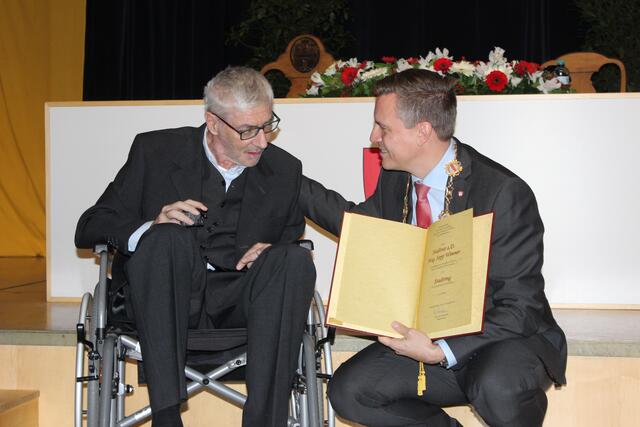 Sepp Wimmer und Bürgermeister Christoph Kaufmann. | Foto: Stadtgemeinde Klosterneuburg/Lutz