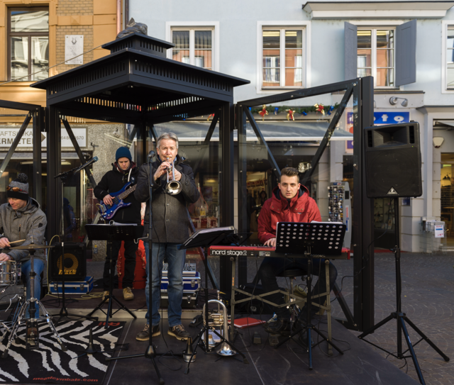 Weihnachtlichen Klängen bei den Laternenbühnen lauschen. | Foto: HPhoto Hannes Pacheiner
