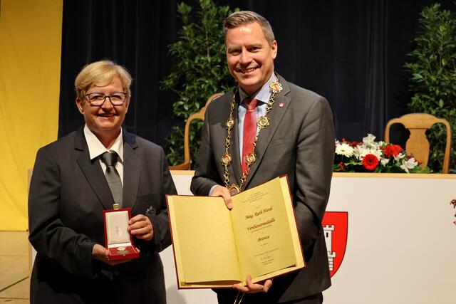 Ruth Havel mit dem Bürgermeister | Foto: Stadtgemeinde Klosterneuburg/Lutz