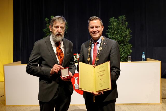 Alfred Spok und der Bürgermeister. | Foto: Stadtgemeinde Klosterneuburg/Lutz