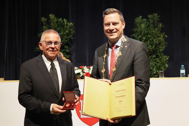 Herbert Steiner und der Bürgermeister. | Foto: Stadtgemeinde Klosterneuburg/Lutz