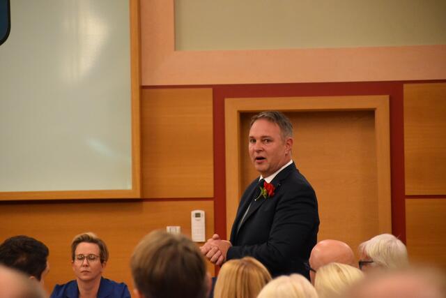 Andreas Babler schlägt Sabrina Divoky zur Wahl der Bürgermeisterin vor. | Foto: Preineder