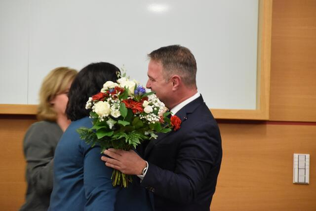 Andi Babler gratuliert mit Blumen. | Foto: Preineder