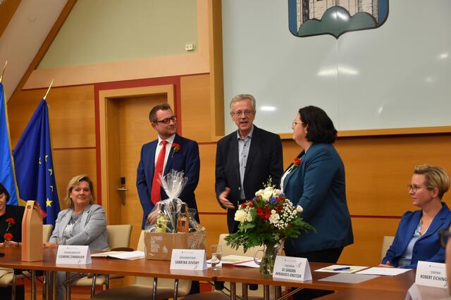 Die neue Bürgermeisterin bedankte sich bei dem ehemaligen Stadtrat Hannes Herbst. 
 | Foto: Preineder