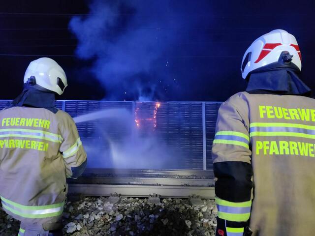 Die Feuerwehr konnte das Feuer rasch löschen und die Strecke nach einer Stunde wieder freigeben. | Foto: FF Pfarrwerfen / Stefan Hafner