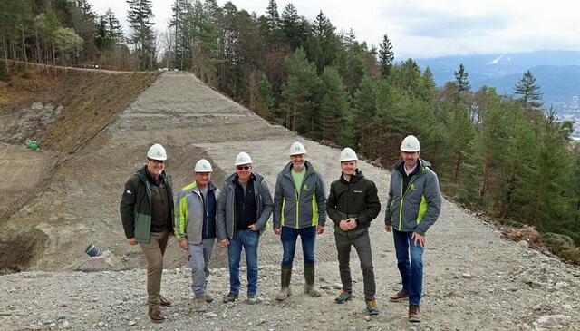 März 2023
Vizebürgermeister Johannes Anzengruber (2.v.r.), Amtsleiter Andreas Wildauer (Wald und Natur, l.) und Sektionsleiter Gebhard Walter (Wildbach- und Lawinenverbauung, r.) begrüßen gemeinsam mit Mitarbeitern der WLV die Sanierung des Lawinenauffangdamms.
 | Foto: F. Bär