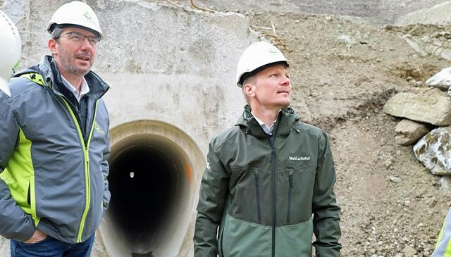 März 2023:
Vizebürgermeister Johannes Anzengruber (r.) und Sektionsleiter Gebhard Walter (l.) begutachten die Sanierungsarbeiten. | Foto: F. Bär