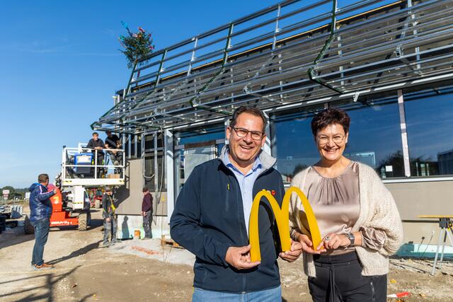 Franchisenehmer Wolfgang Heindl – im Bild mit Ehefrau Barbara - blickt mit großer Vorfreude auf die baldige Eröffnung des McDonald’s Restaurants in Purgstall an der Erlauf. | Foto: Mc Donald's