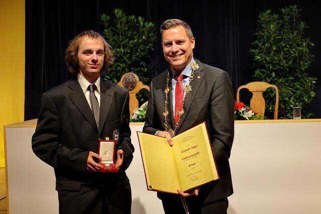Alexander Mager mit dem Bürgermeister. | Foto: Stadtgemeinde Klosterneuburg/Lutz