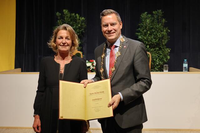 Karin Michael-Henke und der Bürgermeister. | Foto: Stadtgemeinde Klosterneuburg/Lutz