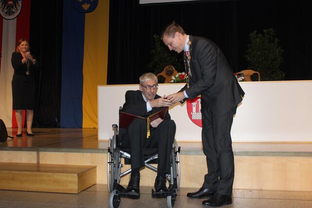Sepp Wimmer und der Bürgermeister. | Foto: Stadtgemeinde Klosterneuburg/Lutz