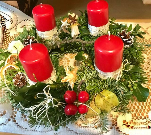 Die Goldhaubengruppe St. Georgen/Walde bindet Adventkränze für soziale Zwecke. Das schon 30 Jahre. 
 | Foto: privat