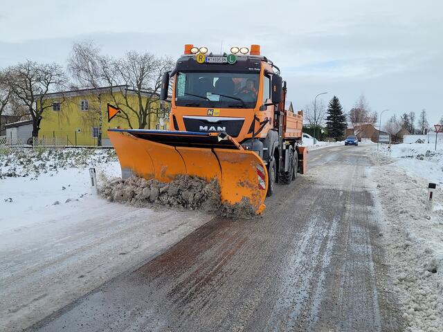 Unterwegs im Winterdienst auf den Straßen des Bezirks. | Foto: Straßenmeisterei Raabs