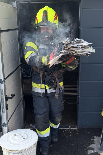 Mittels schwerem Atemschutz wurde das Brandgut entfernt | Foto: OFM Patrick Marcher