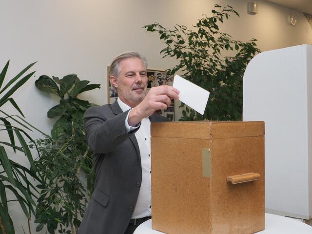 SPÖ-Spitzenkandidat Günther Kautz bei der Abstimmung über die Kandidatenliste. 