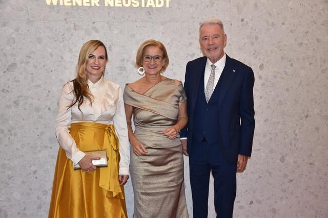 Eröffneten das neue Stadttheater: Die neue Geschäftsführerin Maria Großbauer, Landeshauptfrau Johanna Mikl-Leitner und Bürgermeister Klaus Schneeberger. | Foto: Zezula