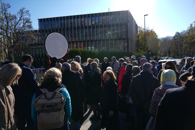 Viele interessierte Besucherinnen und Besucher waren beim Rennweg 10 in Innsbruck. | Foto: Julia Perktold