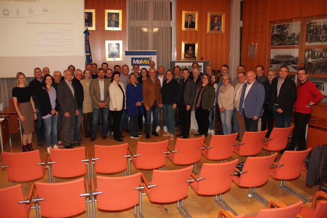 Vertreterinnen und Vertreter von Gemeinden aus den Bezirken Baden, Bruck an der Leitha, Mödling und Schwechat mit dem Team vom Mobilitätsmanagement Industrieviertel im Rathaus Schwechat. | Foto: Franz Gausterer, Mobilitätsmanagement NÖ