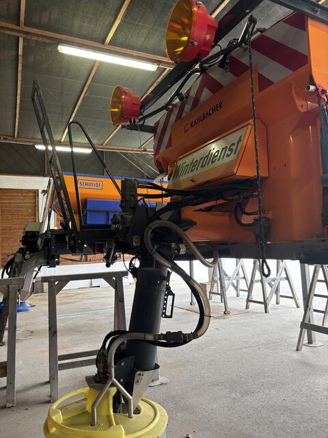 Drei Salzstreu-Aufsätze stehen der Straßenmeisterei zur Verfügung. | Foto: Alexandra Goll