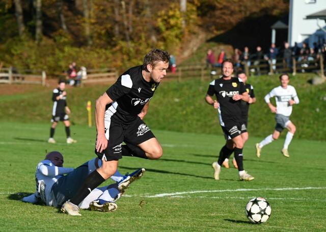 Stürmer und Goalgetter Martin Hinteregger setzt sich kraftvoll durch und hat den Zug zum Tor. | Foto: Privat