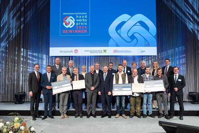 1. Reihe v. l.: Spartenobmann Michael Pecherstorfer, Landesrat Markus Achleitner, Johannes Eder, Reinhold Wersching, Stefan Hielle, Landeshauptmann Thomas Stelzer, Martin Schöndorfer, Manfred und Rene Sommergruber, Polak Zdenek, Landesinnungsmeister Klaus Weissengruber

2. Reihe v. l.: Raiffaisen-Vorstandsdirektor-Stellvertreter Wolfgang Aschenwald, Juryvorsitzender Gerhard Spitzbart, WKOÖ-Präsidentin Doris Hummer, Dietmar Mascher, Landesinnungsmeister Martin Greiner, Landesinnungsmeister Friedrich Danner, Claudia Haslinger, Peter Sandbichler, Martina Huemer-Fistelberger, Landesinnungsmeister-Stellvertreter Peter Reiter | Foto: cityfoto