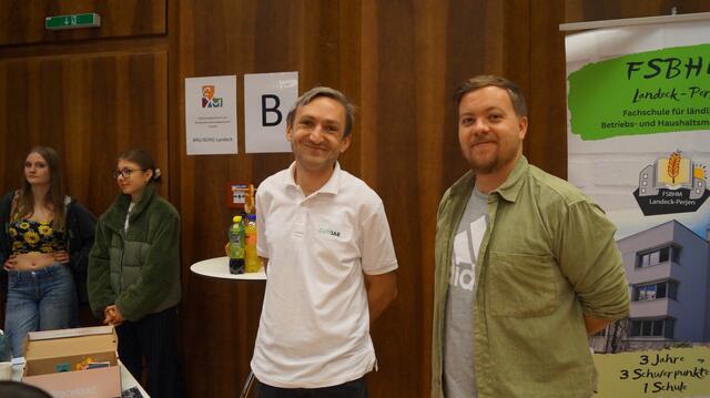 Christoph Waldhart und Florian Lenzi vom BRG/BORG Landeck erklärten mit ihren Schüler:innen ua den MINT-Schwerpunkt ihrer Schule. | Foto: Johanna Tamerl