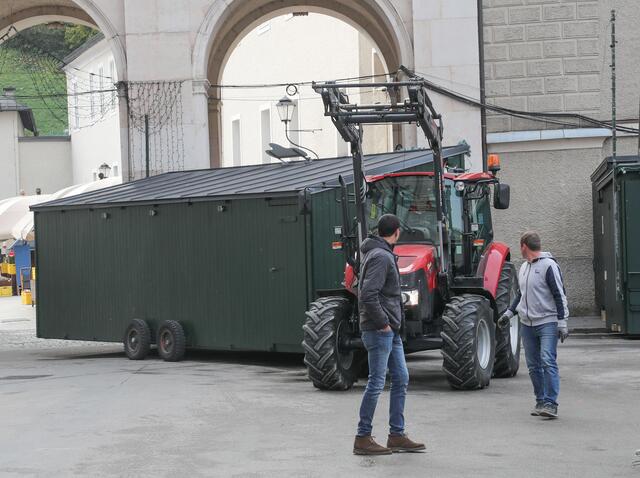 Die traditionellen Christkindlmarkthütten werden nach einem genauen Zeitplan angeliefert.  | Foto: christkindlmarkt.co.at, Salzburg - Neumayr