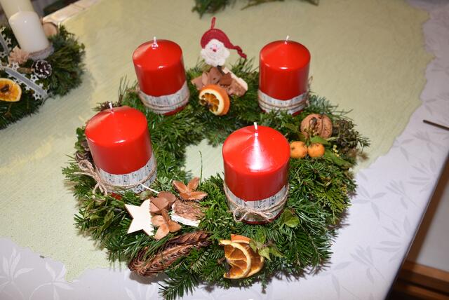 Die Frauen der Goldhauben-Gruppe St. Georgen am Walde sind schon 30 Jahre weithin bekannt für ihre schönen Adventkränze und Türkränze, die sie binden.  | Foto: Robert Zinterhof