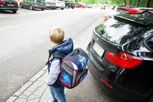 Momentan gilt in der Friesgasse zwar von September bis Juni zwischen 7 und 9 Uhr ein eingeschränktes Einfahrtsverbot, allerdings reicht das laut den Grünen nicht aus, um die Schülerinnen und Schüler vor den Gefahren des Verkehrs zu schützen. | Foto: Diether Müller