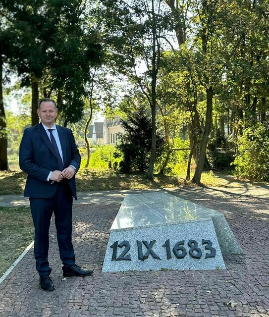 Klemens Resch (FPÖ) vor dem Sockel.  | Foto: FPÖ/Resch