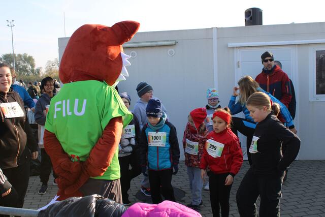 Das Maskottchen Filu wärmt sich mit den Läuferinnen und Läufern gemeinsam auf.  | Foto: Sophie Mantler