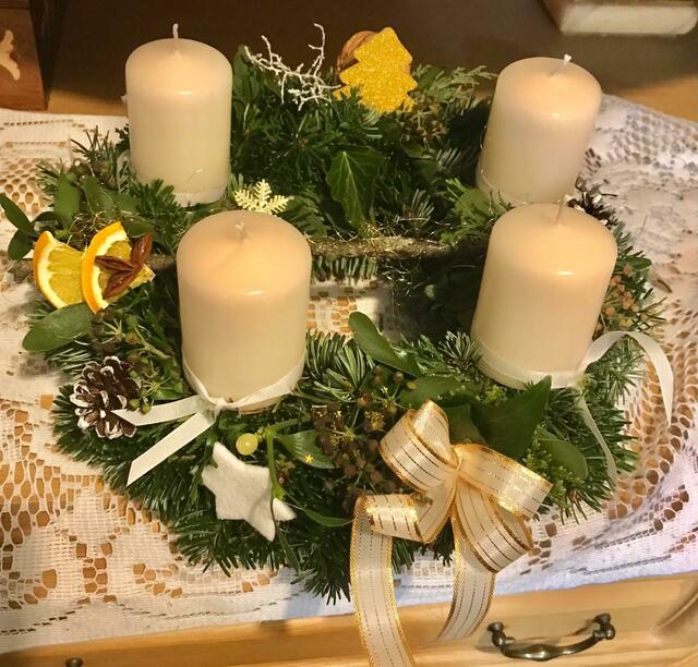 Die Goldhaubengruppe St. Georgen/Walde bindet Adventkränze für soziale Zwecke. Das schon 30 Jahre. 
