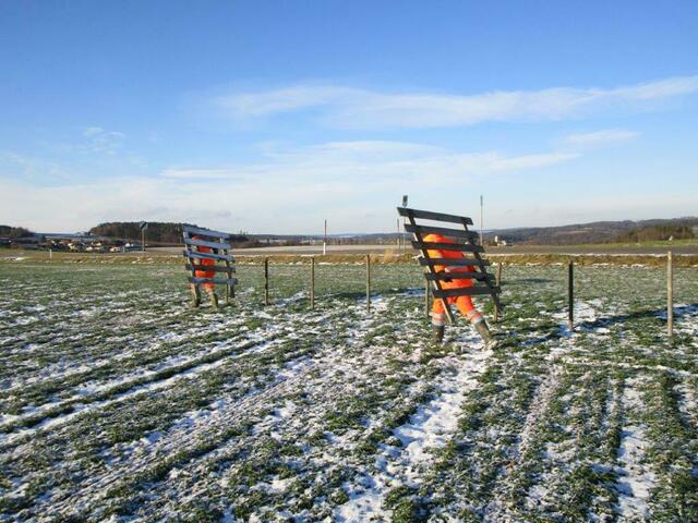 Das Aufstellen der Schneewände auf den Feldern ist Handarbeit. | Foto: Straßenmeisterei Waidhofen