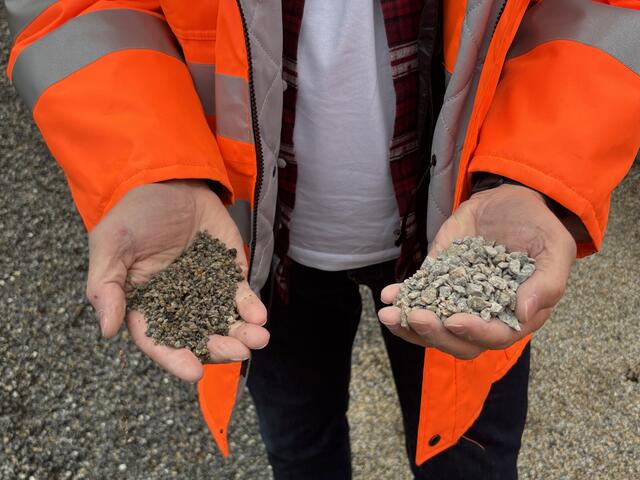 Es gibt feinen und groben Splitt. | Foto: Alexandra Goll