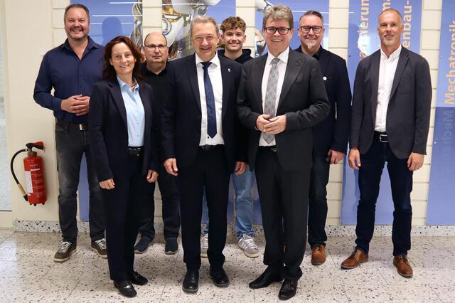 vorne: HBM Martin Polaschek (rechts) mit BD Isabella Penz und Dir. Jürgen Jantschgi hinten: Vertreter HTL Wolfsberg: WL Peter Sander, AV Johann Millonig, Schulsprecher Noah Fellner, prov. AV Markus Liebhard, WL Harald Weilguni  | Foto: HTL Wolfsberg